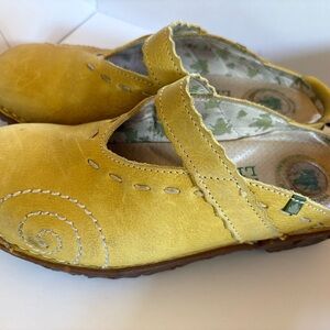 El Naturalista Bright Yellow Artistic Mules